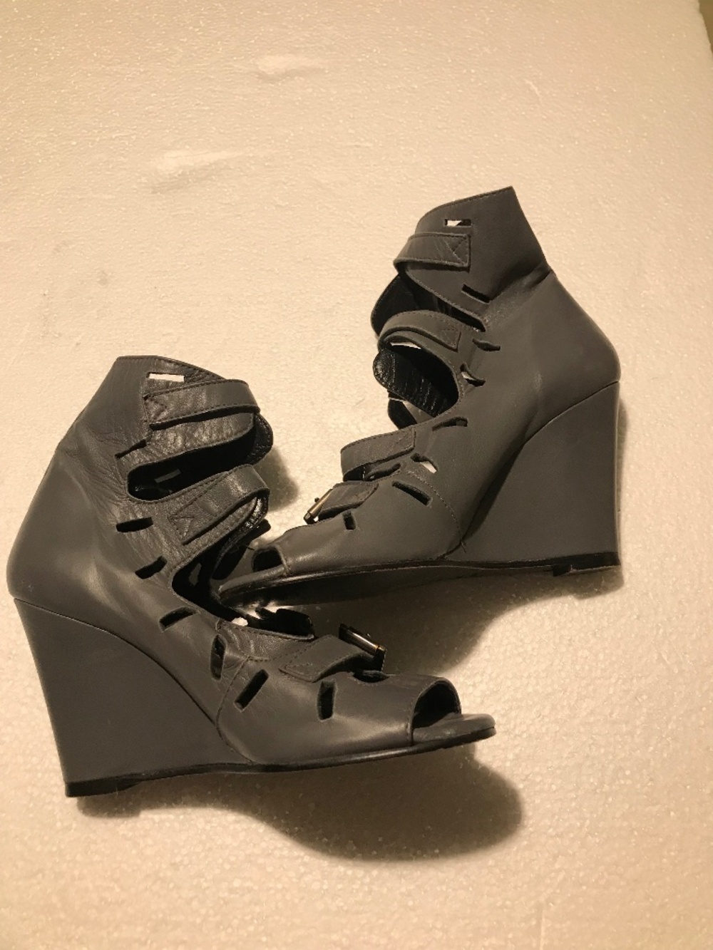 Surface to air straps sandals 37 gently used